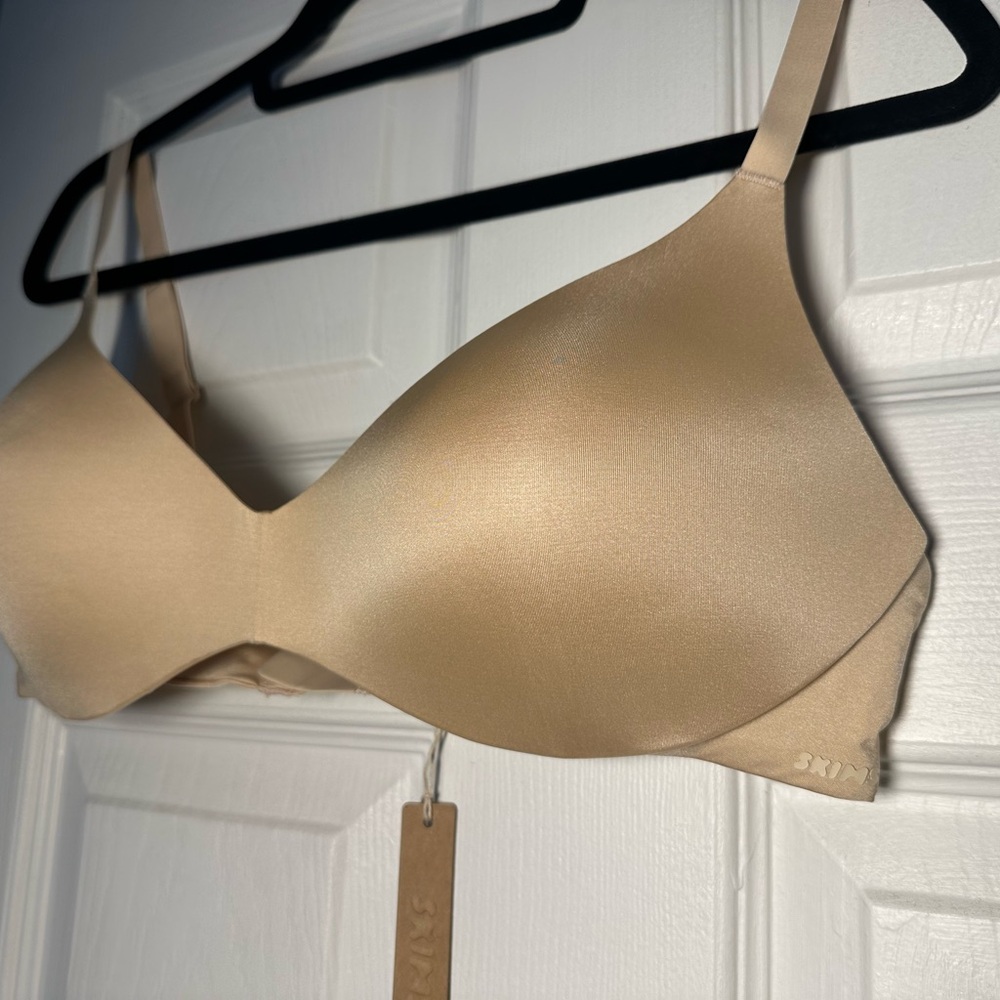 SKIMS Tan Seamless Wireless Form Push Up Plunge Bra - Picture 2 of 4